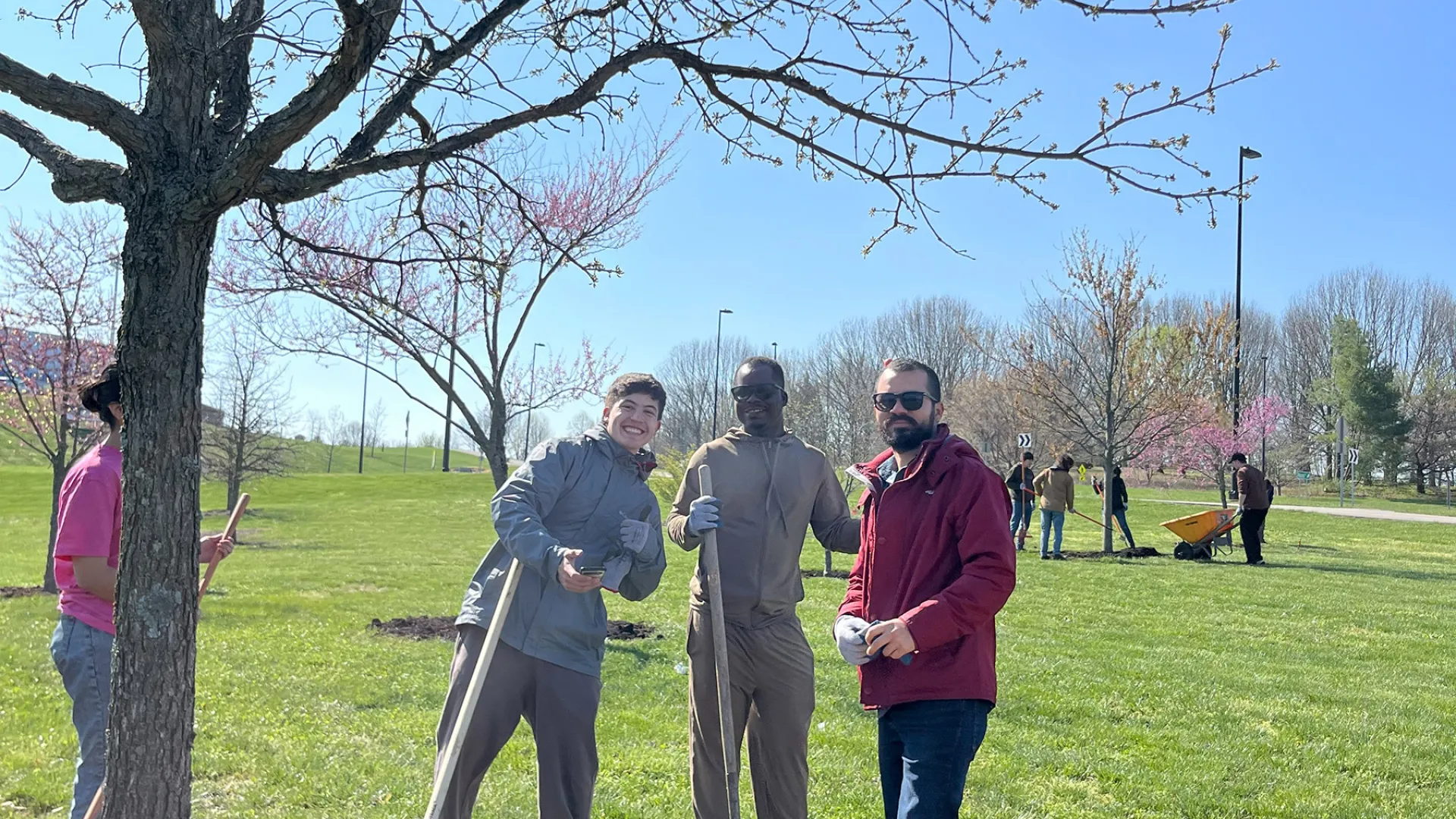 Volunteer Mulching Day on Campus